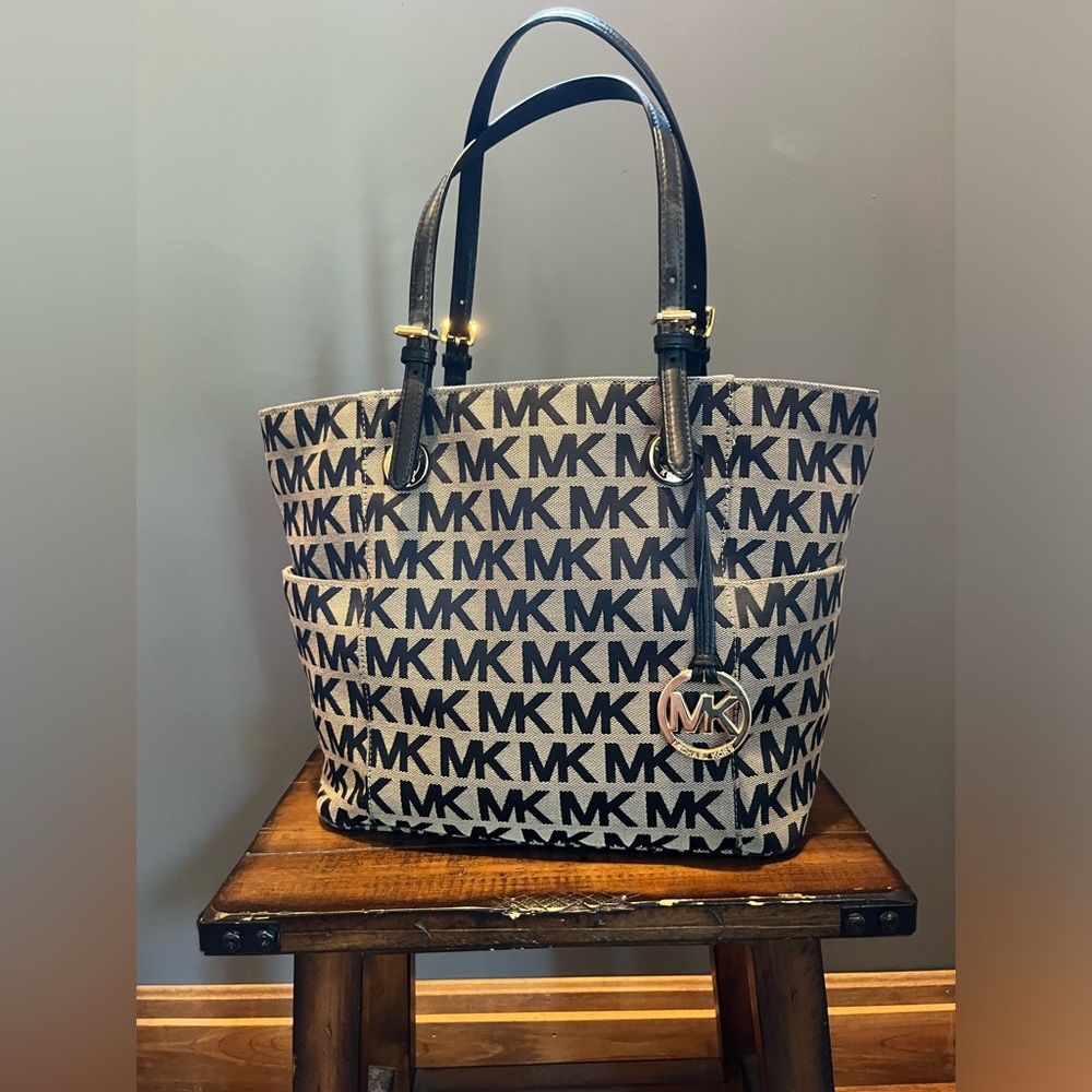 Michael Kors Large Jet Set Signature Tote (EUC)